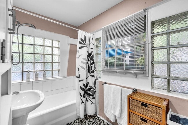 Building Photo - 314 NE 26th Terrace