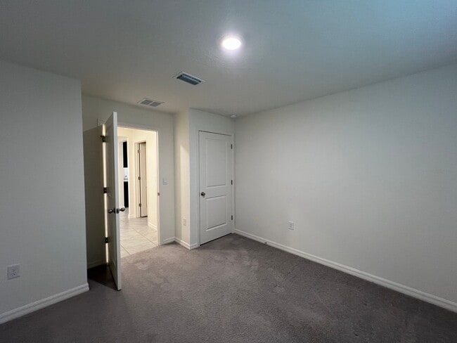 Building Photo - 4 Bedroom, 2 Bathroom Home in the Highly D...