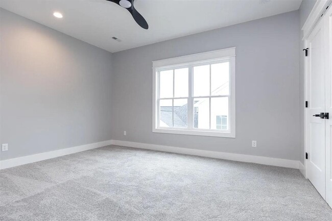 Building Photo - 633 Village Way