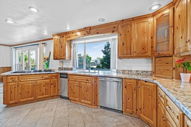 Building Photo - *COMING SOON!* 4 bed/3 bath lake house wit...