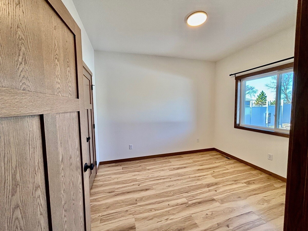 Building Photo - 575 Main St W