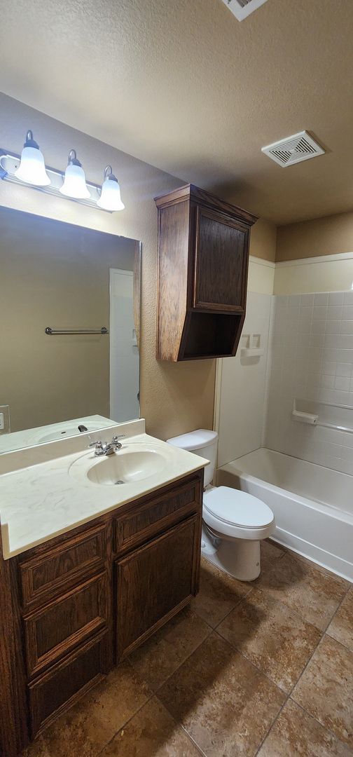 Building Photo - 2 bedroom 2 bath close to Clear Creek 8/12 move in date