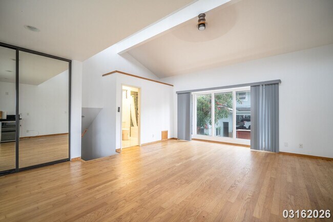 Building Photo - 4 Bed 3 Bath in Kalihi Valley