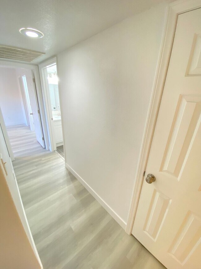 Building Photo - Delightful 2BED/2BATH Condo tucked away in a picturesque Henderson community!