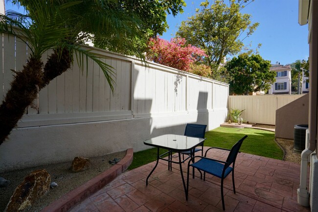 Building Photo - Furnished Rental 3BR/2.5 BA Charming 3 Lev...