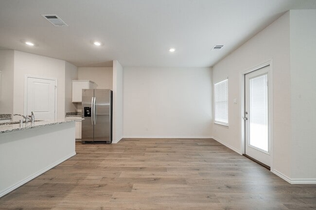 Building Photo - 2110 Thornton Dr