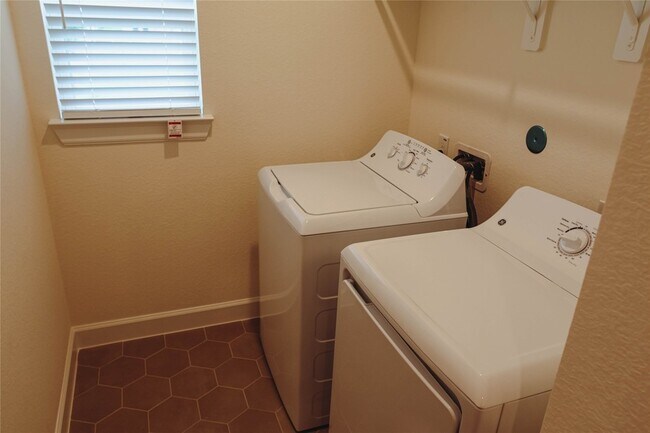 Building Photo - 3352 Vine Ter Trce