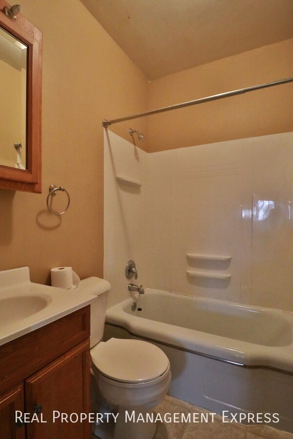 Building Photo - 3 Bedroom 1.5 Bath Near Downtown with Fenc...