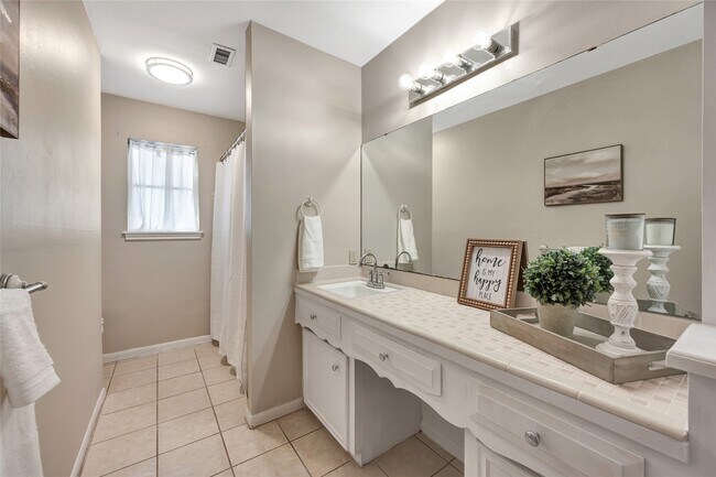 Building Photo - 847 Carlingford Ln