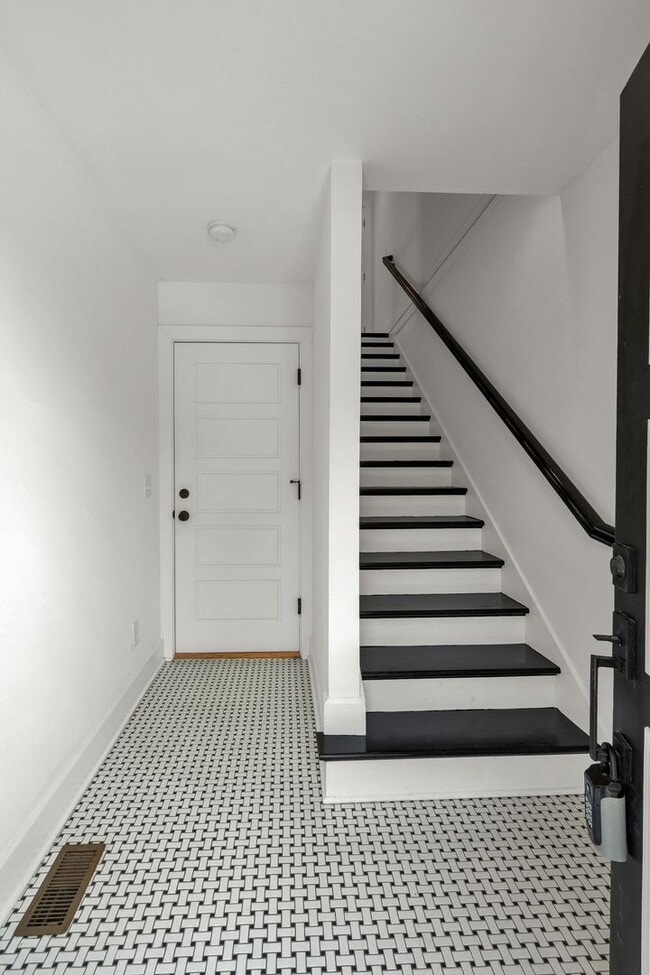 Building Photo - Modern Living In East Nashville!