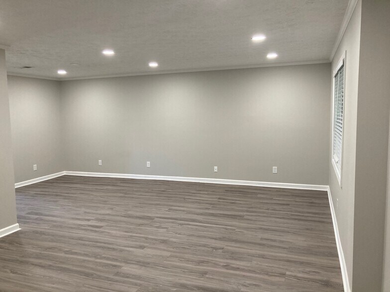 Building Photo - 340 Winding River Dr