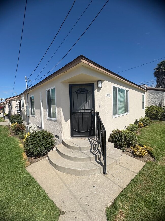 Building Photo - Oxnard - Single story, fully updated, two ...