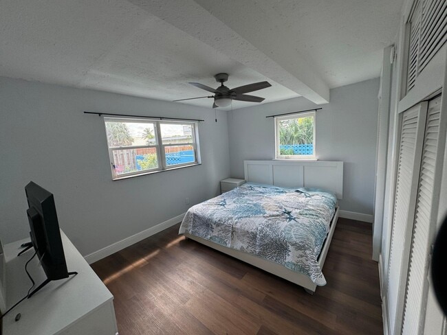 Building Photo - 1115 S Ocean Dr