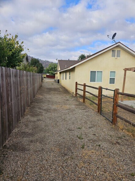 Building Photo - 17960 Swaps Ct