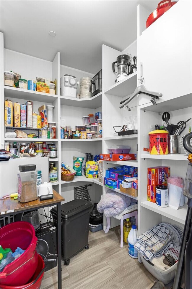 Building Photo - 801 S Miami Ave