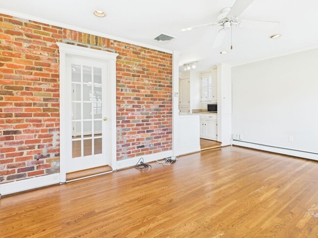 Building Photo - 307 Lexington Rd