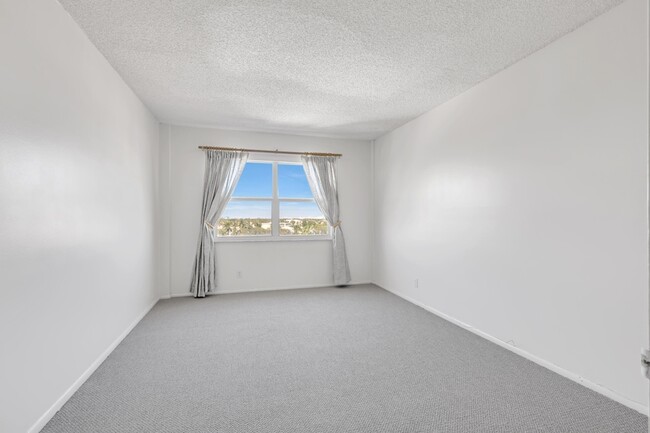 Building Photo - 2555 NE 11th St