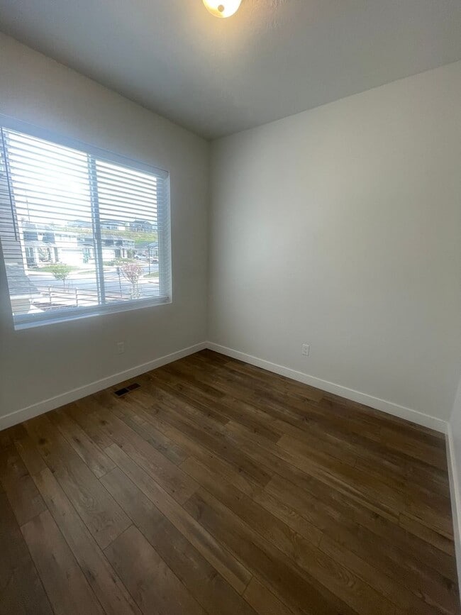 Building Photo - 15071 S Reins Wy