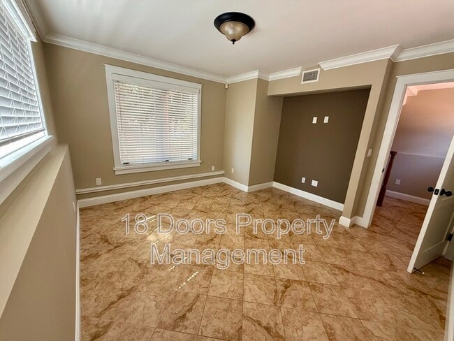 Building Photo - 2375 Montclair St