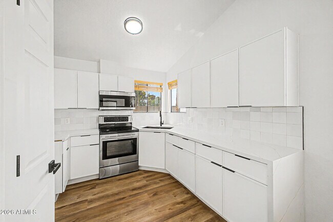Building Photo - 921 S Val Vista Dr