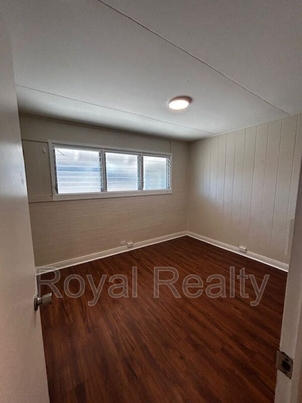 Building Photo - 1380 Uila St