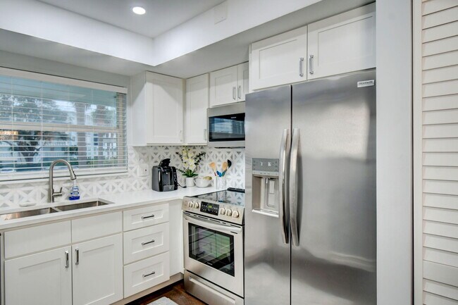 Building Photo - 68 Yacht Club Dr