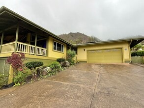 Building Photo - Beautiful 3 Bedroom / 2.5 Bathroom Home in Wailuku Heights!