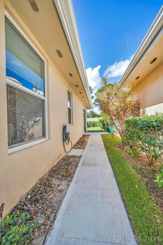 Building Photo - 176 NW Bentley Cir