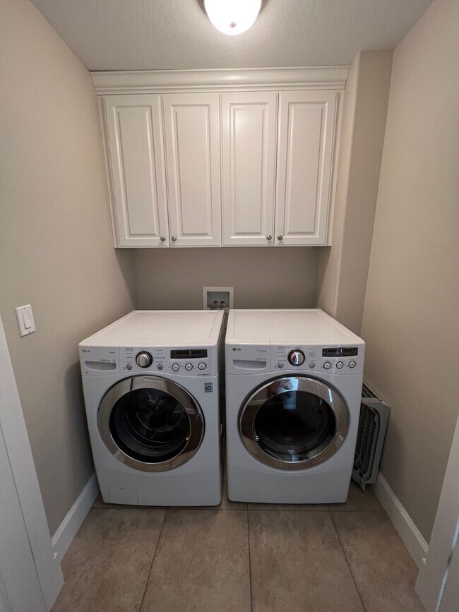 Building Photo - End-Unit Sleepy Ridge Townhome