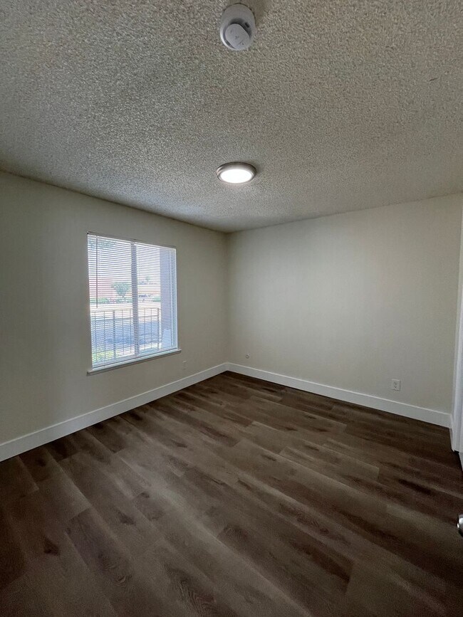 Building Photo - MOVE IN READY! UPSTAIRS UNIT WITH BALCONY!