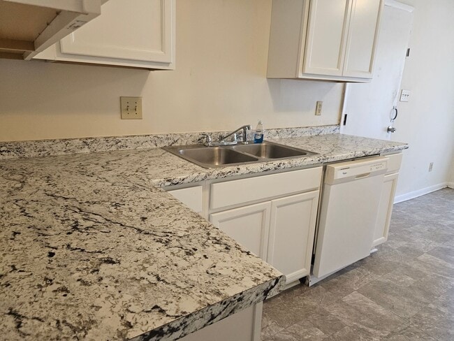 Building Photo - MOVE-IN READY