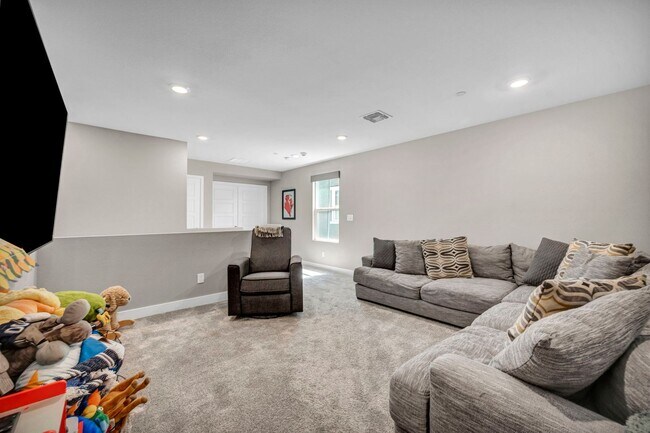 Building Photo - Spacious 5-Bedroom Home with Loft, Pool & Mountain Views