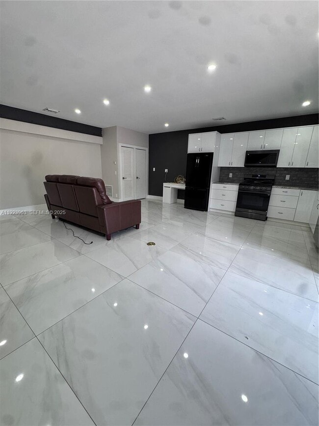 Building Photo - 755 N Crescent Dr