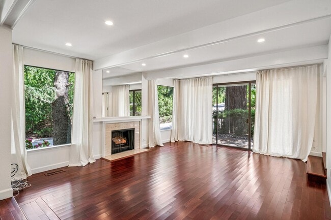 Building Photo - Luxury 3-Level Townhome in Highly Desirable Sharon Heights Neighborhood