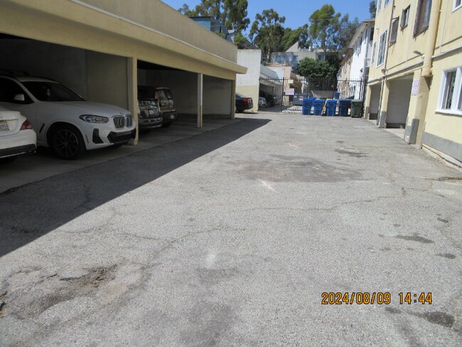 Building Photo - 905 N Sweetzer Ave