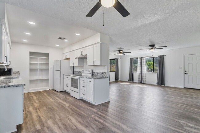 Building Photo - 31331 Auberry Rd