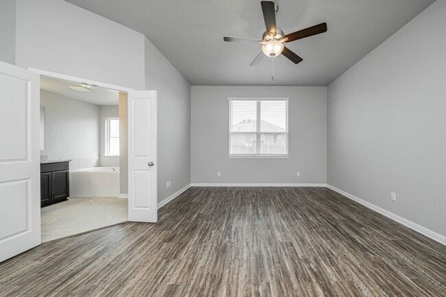 Building Photo - 521 Fallbrook Dr