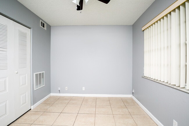 Building Photo - 1530 SE Royal Green Cir