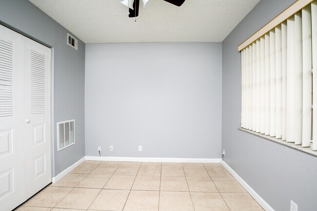 Building Photo - 1530 SE Royal Green Cir