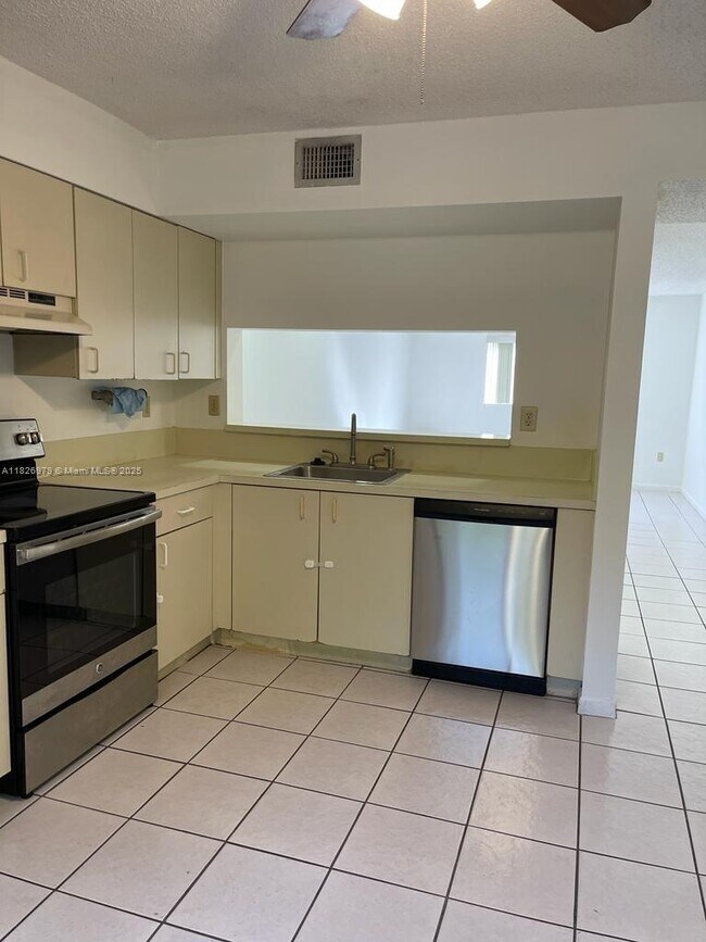 Building Photo - 8270 SW 149th Ct