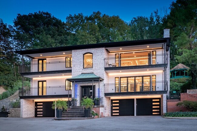 Building Photo - 611 W 49th St