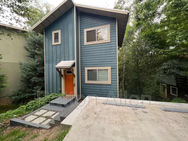 Primary Photo - 103 Deaver St