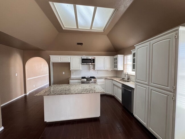 Building Photo - Large 3 bed 2 bath with 2 car garage.
