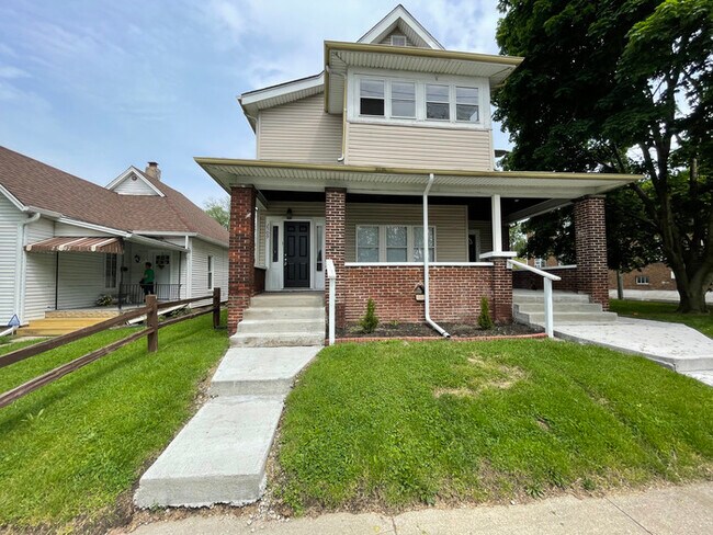 Primary Photo - Cozy and spacious Garfield Park 3BD/1.5 BA...