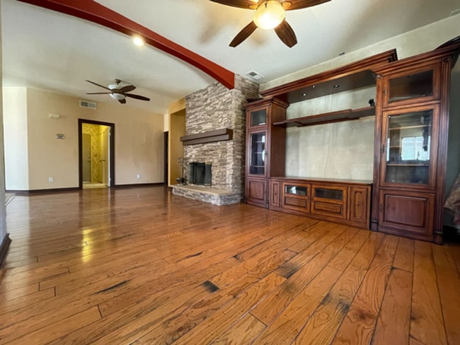Building Photo - Beautiful 2-Story 3-bedroom home / Move in...