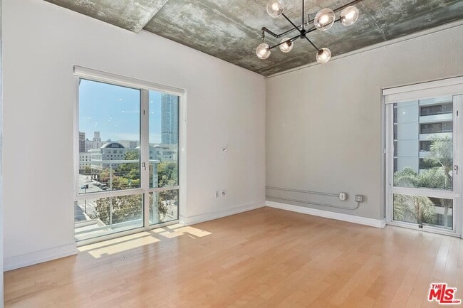 Building Photo - 645 W 9th St
