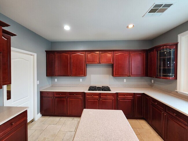 Building Photo - Entertainers Delight with minutes of shopping and restaurants