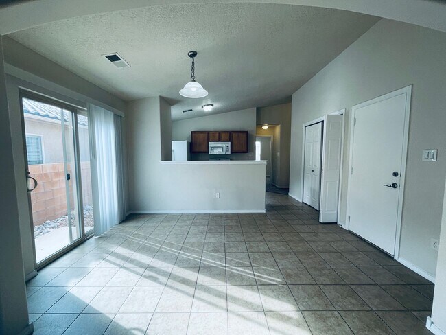 Building Photo - 3 bed 2 bath 1400 sq ft home