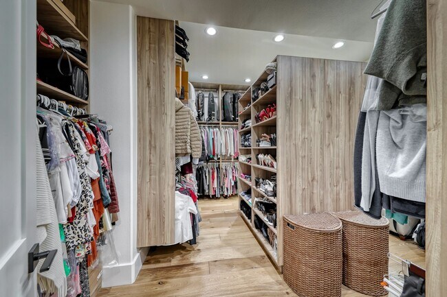 Building Photo - Stunning Green Valley, Guard Gated Community, Pool Home!