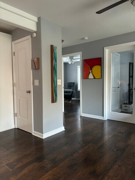 Hall & two of the bedrooms - 1445 N Breezeland Rd